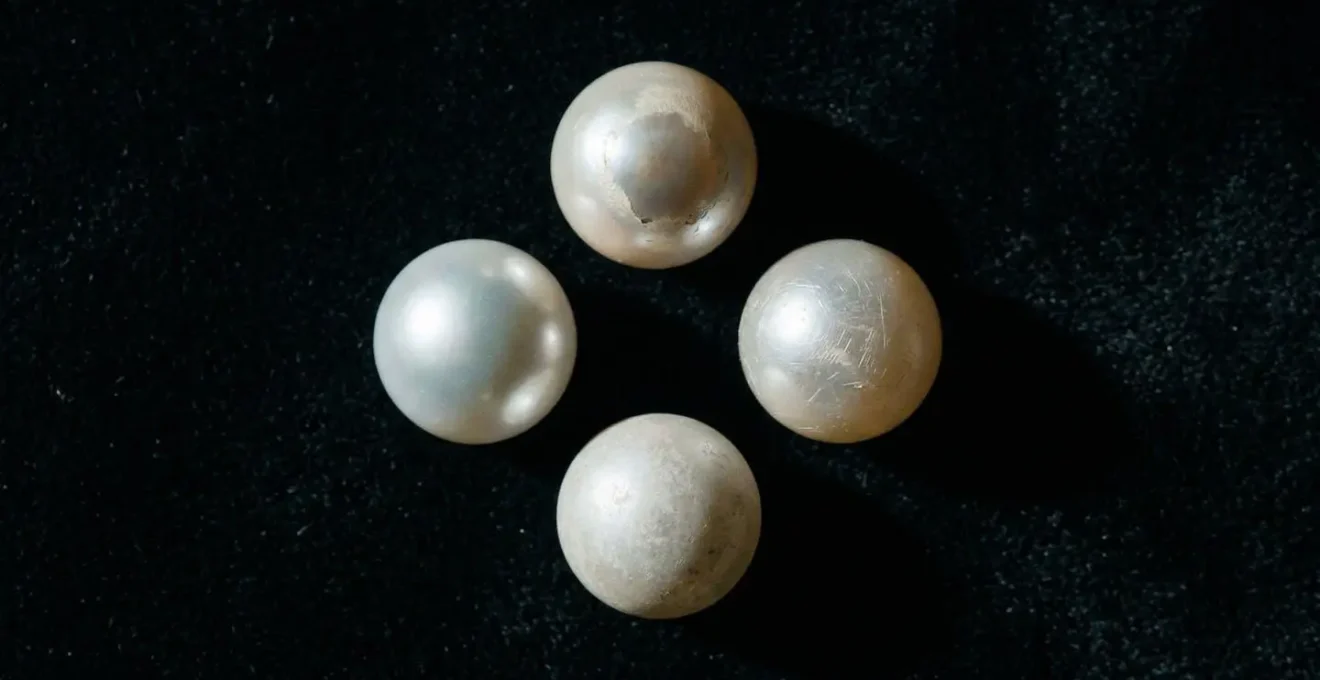 Visual comparison of pearl surface conditions showing blinking, scratches, and lustre loss